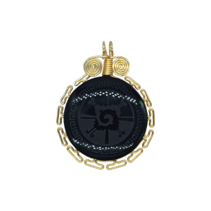 Dije de piedra obsidiana con engarzado tipo greca inca con alambre de oro laminado