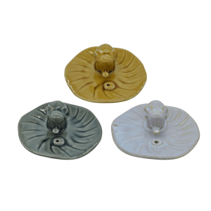 INCENSARIO DE CERÁMICA EN FORMA DE ELFANTE SOBRE HOJA