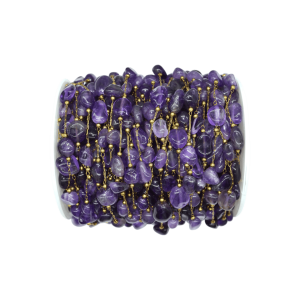 Cadena de metal con cuentas amorfas de cuarzo amatista